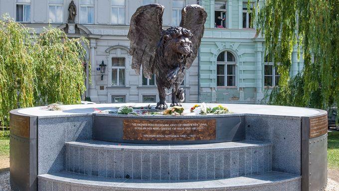 Okřídlený lev připomíná dva a pul tisíce Čechů a Slováků, kteří za druhé světové války bojovali v řadách britského Královského letectva.