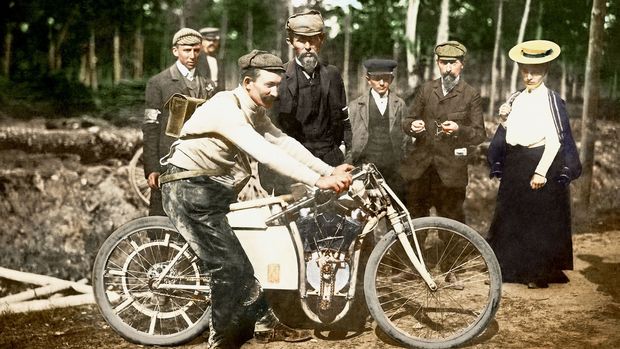 Muž s koženou brašnou Vondřich se stal prvním českým motocyklovým šampionem