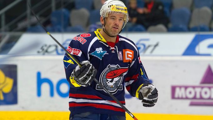 Maskot hokejistů Chomutova Picaroon proměnil litvínovského Kubinčáka na chomutovského.