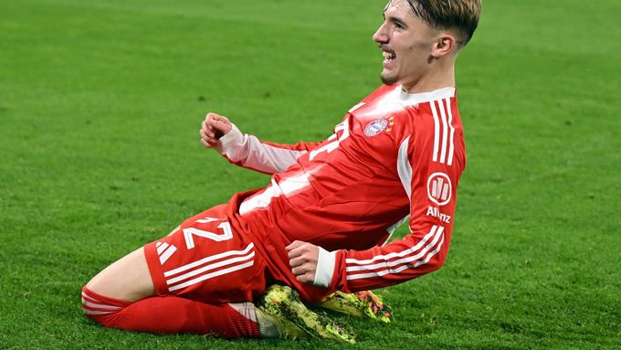 Lennart Karl slaví gól v zápase Ligy mistrů proti Sportingu.