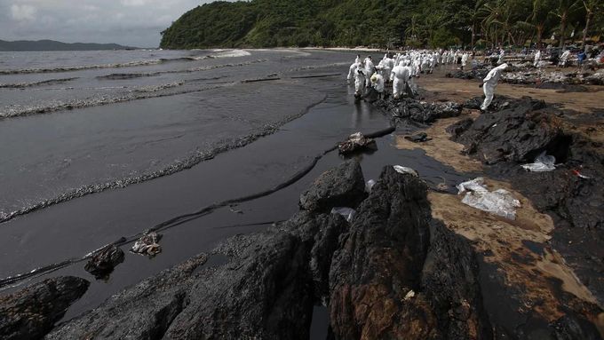 Foto: Pláže na ostrově Ko Samet zalila ropa