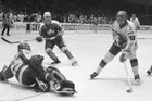 MS 1985 v hokeji v Praze: Jiří Šejba střílí svůj třetí gól v zápase proti Kanadě