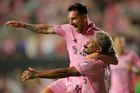 Lionel Messi slaví spolu s Josef Martínezem svůj první gól za Inter Miami