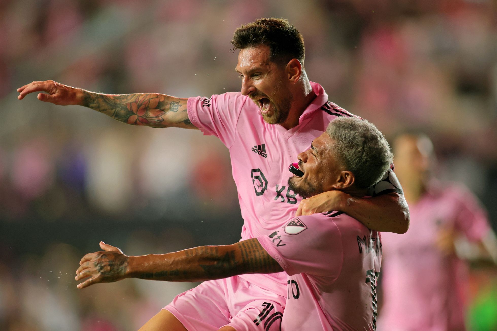 Lionel Messi slaví spolu s Josef Martínezem svůj první gól za Inter Miami
