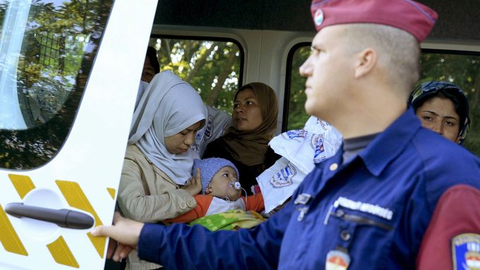 Afghánští uprchlíci zadržení maďarskou policií krátce po přechodu hranice se Srbskem.