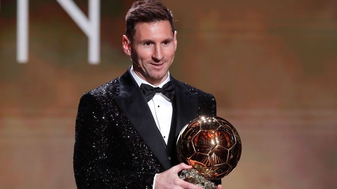Lionel Messi se Zlatým míčem za rok 2021. Jeho tehdejší vítězství je ovšem podezřelé