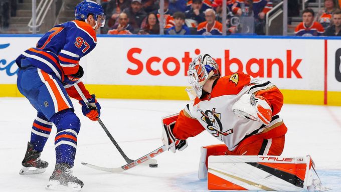 Úspěšné zákroky Lukáše Dostála proti hráčům Edmontonu