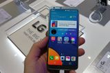 Telefon LG G6 měl šanci být jednoznačnou hvězdou veletrhu. LG předběhlo Samsung a ukázalo telefon s protaženým displejem se zakulacenými rohy. Telefon je stejně široký, ale má vyšší displej s poměrem stran 18:9. V Česku ale dostaneme hůře vybavenou verzi než v USA nebo Koreji, stát bude asi 20 tisíc korun.