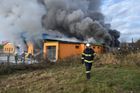 Při výbuchu v turnovské továrně zemřela žena. Hasiči mají požár pod kontrolou