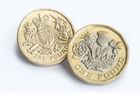 Stará (vlevo) a nová jednolibrová mince