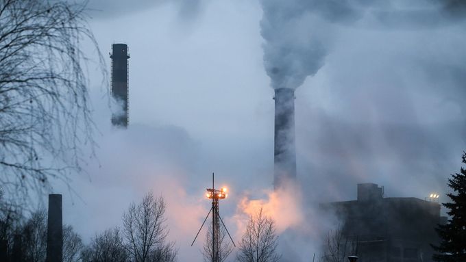 Nejen průmysl může za zimní smog. Na vině je i topení a doprava.