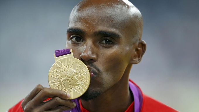 Mohamed "Mo" Farah se zlatou olympijskou medailí za vítězství v závodě na 5000 metrů.