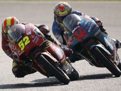 Lukáš Pešek na Derbi (vlevo) vede Velkou cenu Španělska před Gáborem Talmacsim na Aprilii.