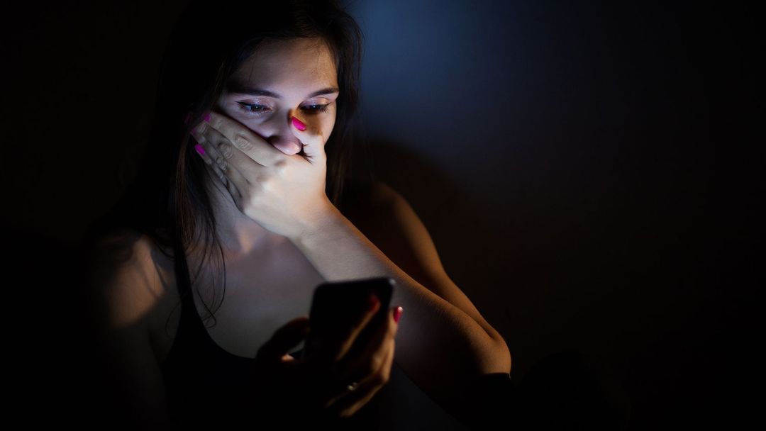 Uživatelé posílají ženám pornografii, nahé fotografie, násilné zprávy a hrozby smrtí.
