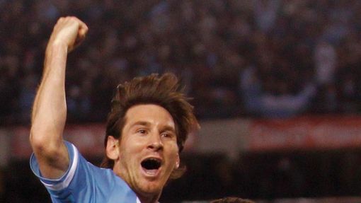 Lionel Messi slaví gól v argentinské reprezentaci v náručí Gonzala Higuaína