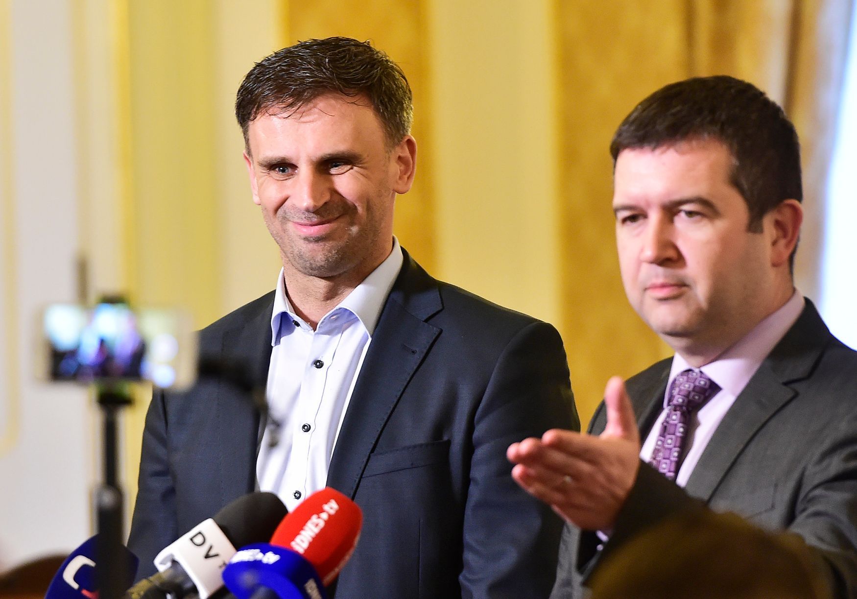 Jan Hamáček a Jiří Zimola po jednání s premiérem Andrejem Babišem.