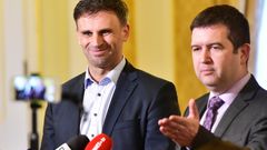 Jan Hamáček a Jiří Zimola po jednání s premiérem Andrejem Babišem.
