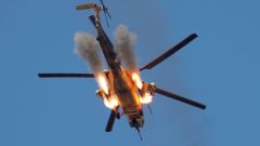 Helikoptéra irácké armády ostřeluje Mosul.