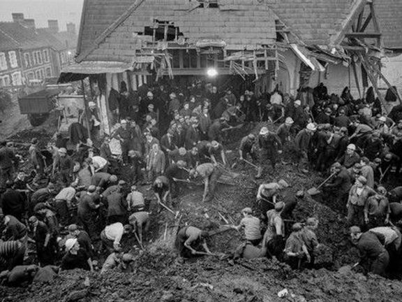 Místní vzpomínají, jak rodiče dětí opustili svá pracoviště a přijeli i ze vzdálenějších míst. I když je záchranáři odrazovali, holýma rukama se snažili odklízet sesuv.