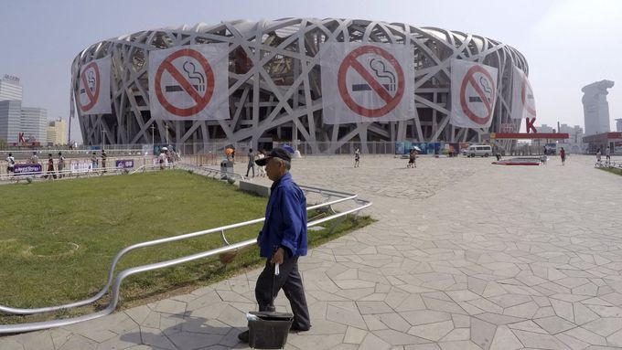 Upozornění na zákaz kouření lze v Pekingu nově vidět takřka na každém kroku.