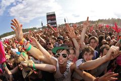 Glosa: Češi letní festivaly milují. Hudba jim vrací 90. léta