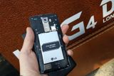LG je letos jediný velký výrobce, který u vlajkové lodi nabízí vyměnitelnou baterii i podporu paměťových karet. Kapacita baterie je 3000 mAh a telefon má na jedno nabití vydržet ještě déle než LG G3.