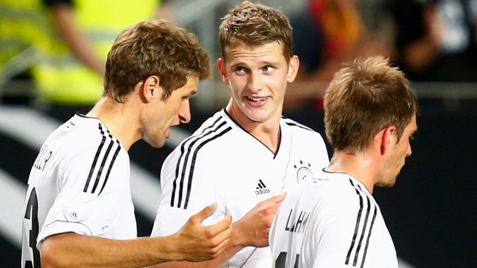 Němci díky gólu Thomase Müllera a Lukase Podolského otočili s Kamerunem skóre, přesto výhru neudrželi.