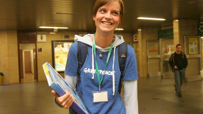 Dobrovolnice Greenpeace v pražském metru shání sponzory