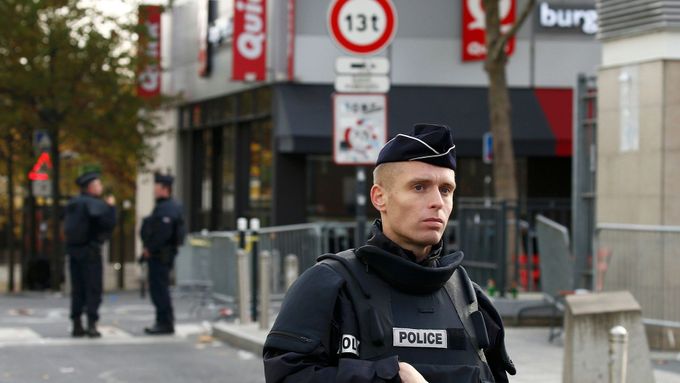 Policie u stadionu Stade de France v Paříži