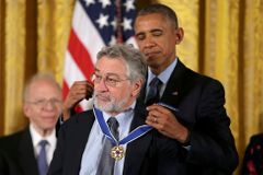 Obama předal poslední Medaile svobody. Získali ji Redford, De Niro i zakladatel Microsoftu