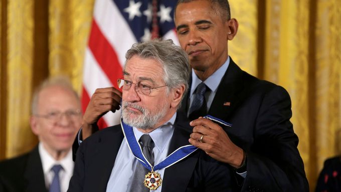 Prezident Obama předává vyznamenání Robertu De Nirovi.