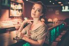 Restaurace zakázala ženám jíst o samotě u baru. Majitel tak bojuje proti prostitutkám