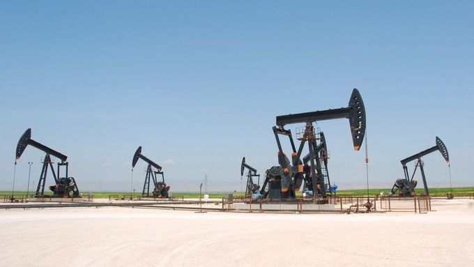 Prodejem ropy z obsazených ropných polí si radikálové denně vydělají jeden milion dolarů.
