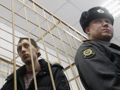 Zlomený Dmitričenko u moskevského soudu.