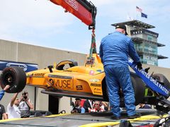 Rozbitý monopost Fernanda Alonsa po nehodě během tréninku na závod 500 mil Indianapolis