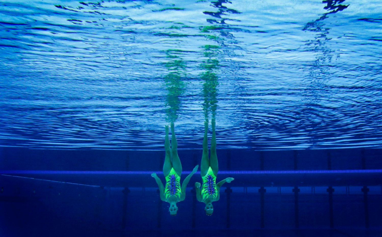 Italské synchronizované plavkyně Giulia Lapiová a Mariangela Perrupatová v kvalifikaci na OH 2012 v Londýně.
