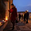 Lidé před belgickou ambasádou v Praze zapalují svíčky.