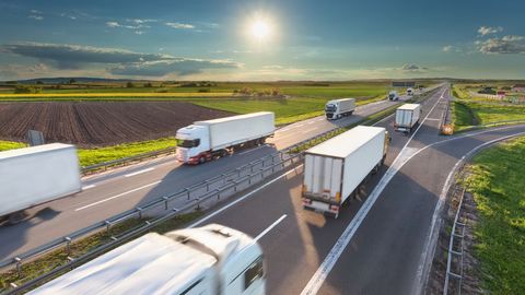 Kamiony by mohly na dálnici jezdit až 90 km/h. Bezpečnost to nezhorší, tvrdí poslanec