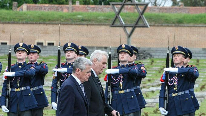 Návštěva Joachima Glucka a Miloše Zemana v Terezíně.