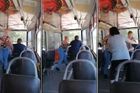 Ženy v tramvaji na Sibiři zbily opilce, jenž napadl průvodčí. Video je hitem