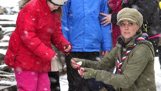 Vévodkyni Catherine zastihlo sněžení na návštěvě skautského tábora na severu Anglie.