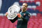 Petr Čech z Arsenalu s vítěznou trofejí anglického superpoháru