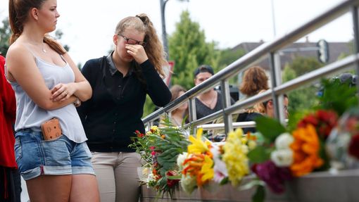 Lidé přinášejí květiny k místu pátečního útoku šíleného střelce v Mnichově.