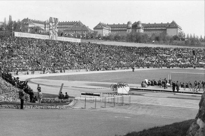 Archivní snímek z historie fotbalového stadionu Za Lužánkami.