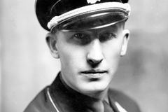 Z Heydrichova hrobu se někdo pokusil odnést ostatky. Dle policie na místě nic nechybí