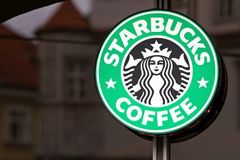 Vedení řetězce Starbucks opouští jeho bývalý nejvyšší šéf Schultz