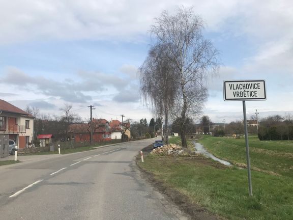 I když se mluví především o Vrběticích, ve skutečnosti jde o dvě vesnice s názvem Vlachovice Vrbětice. Ve Vlachovicích sídlí starosta, tam je i kostel.