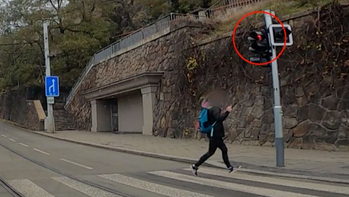 Žena přebíhající v Brně po přechodu na červenou ukázala autu prostředníček