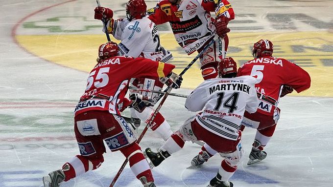 HC SLavia Praha - HC Oceláři Třinec během utkání play off.