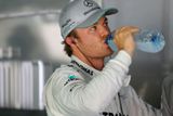 Prapor Mercedesu ovšem vysoko podržel Nico Rosberg...